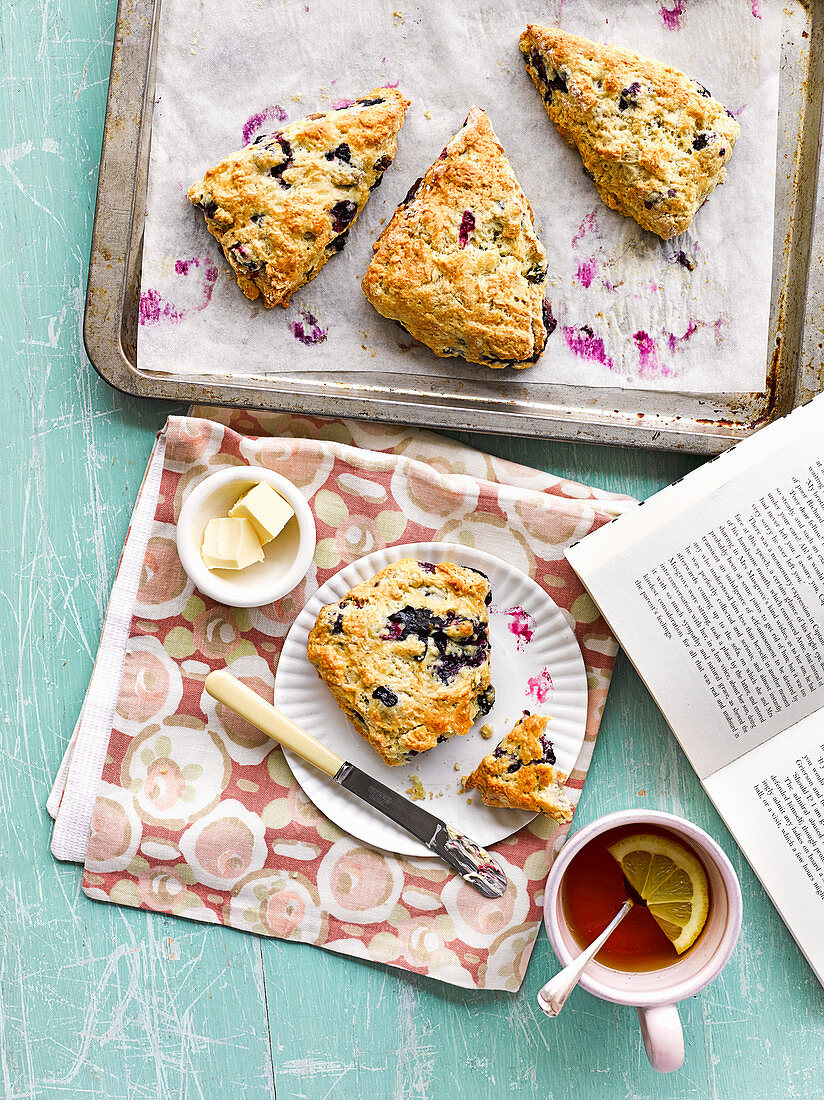 Blaubeer-Scones und Tee