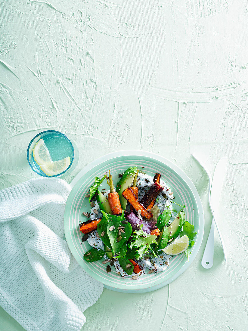 Blattsalat mit Avocado und gerösteten Karotten auf Labneh