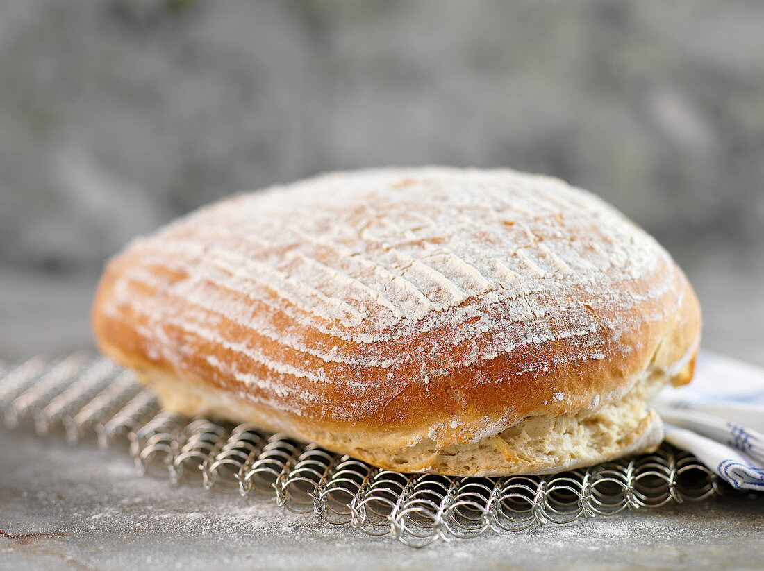 Frisch gebackenes Kartoffelbrot auf Abkühlgitter