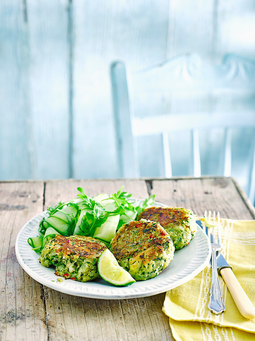 Crab Cakes mit Zitronengras und Gurkensalat