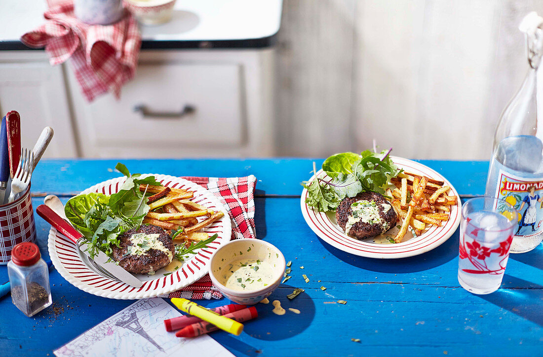 Hacksteak mit Pommes Frites und Sauce Bearnaise