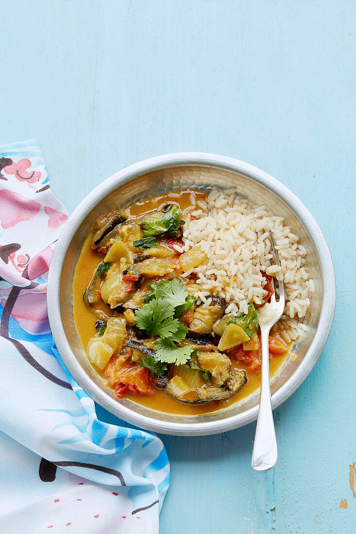 Auberginen-Kokos-Curry mit Reis und Koriandergrün