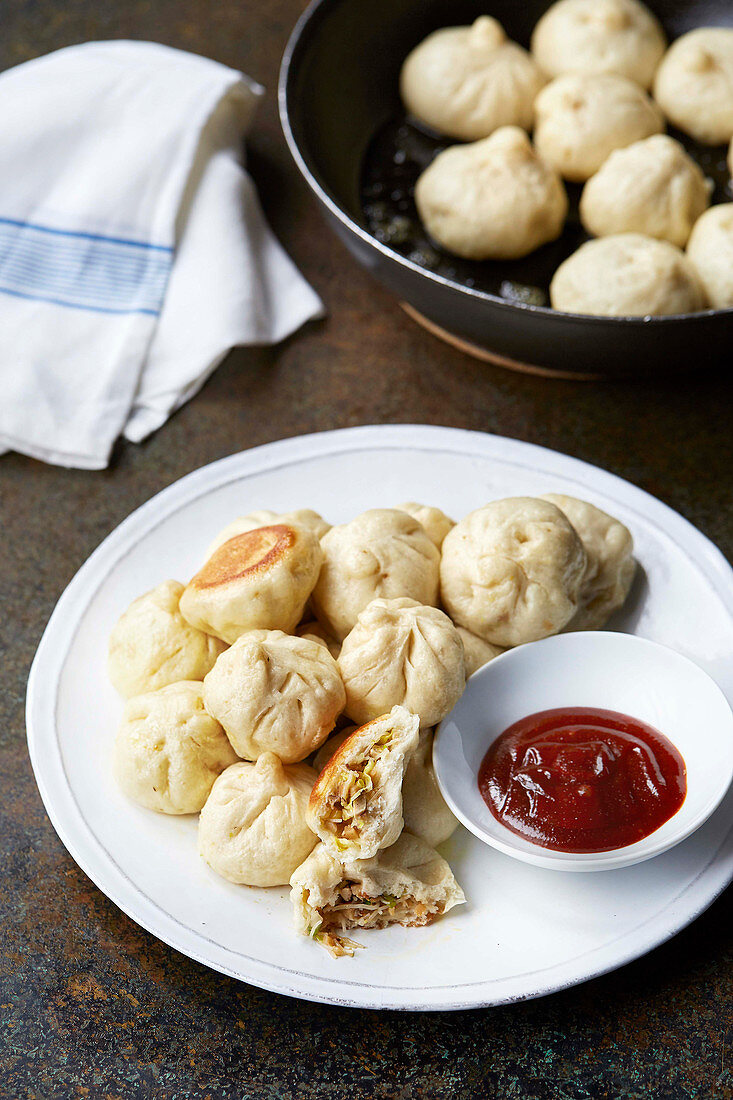 Steam-fried bao buns (Sheng jian bao)