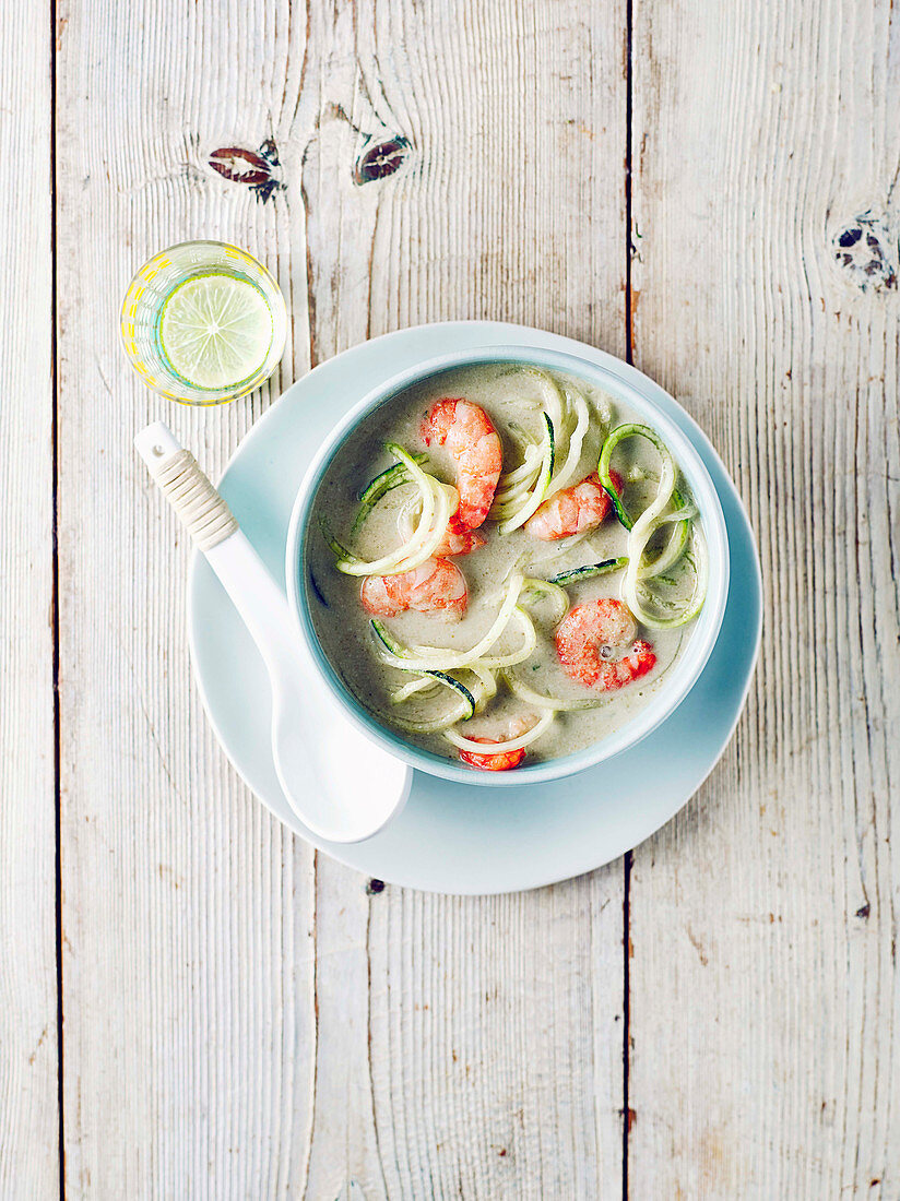 Laksa mit Zucchininudeln und Garnelen