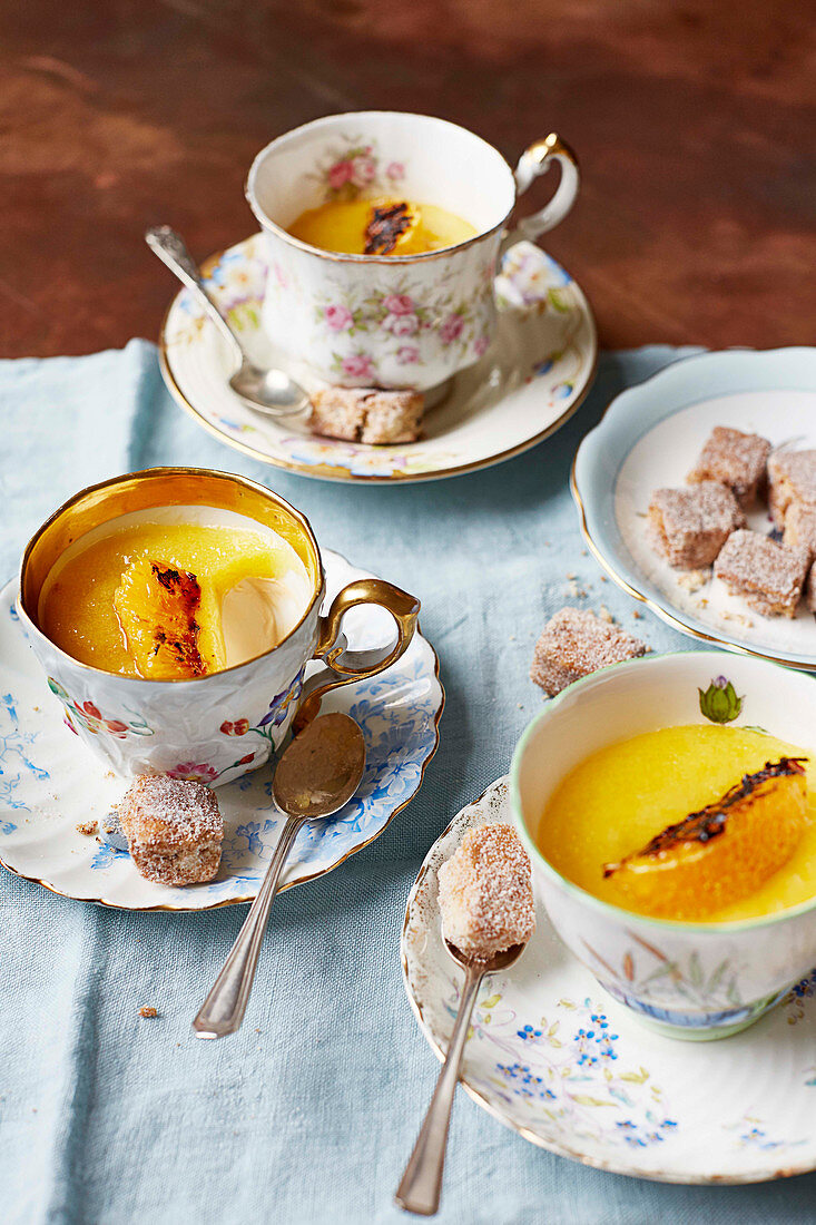 Teecreme mit Orangengelee, gegrillter Orange und Shortbread
