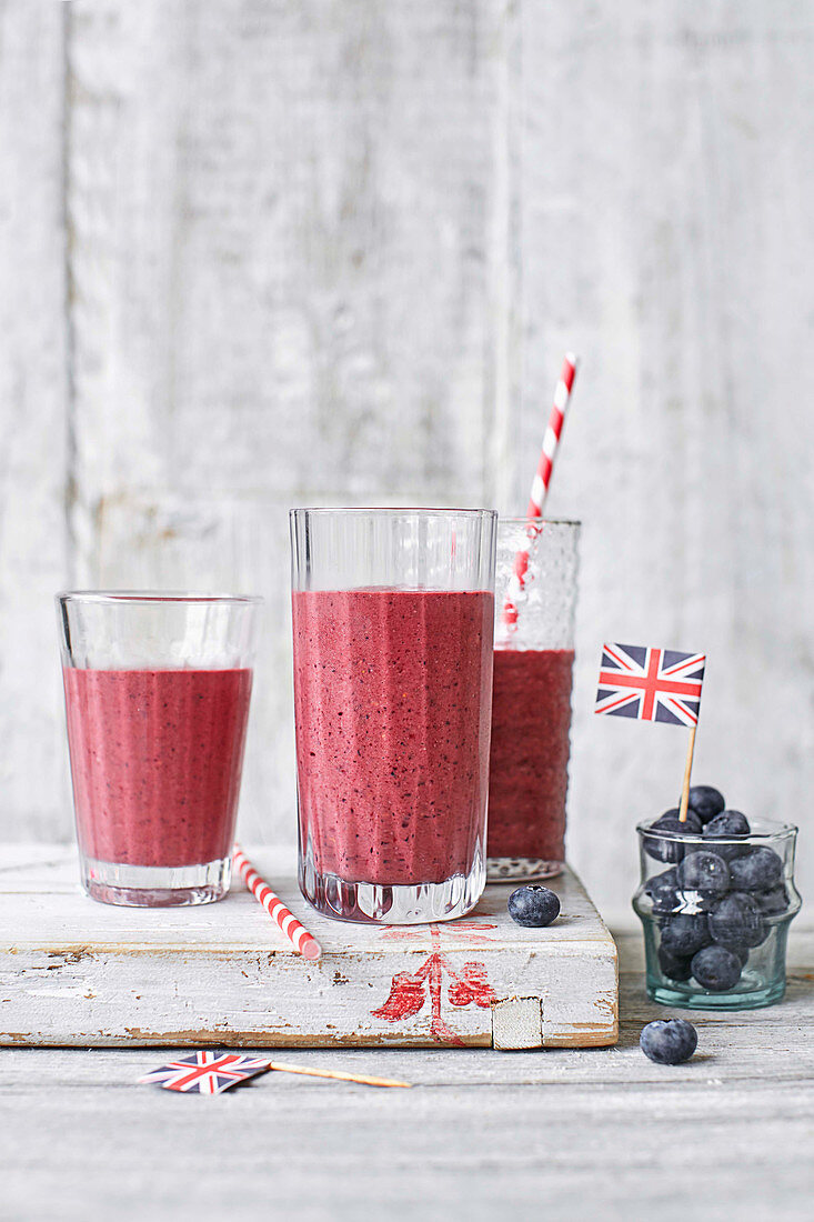 Breakfast super-shake with blueberries, banana and chia