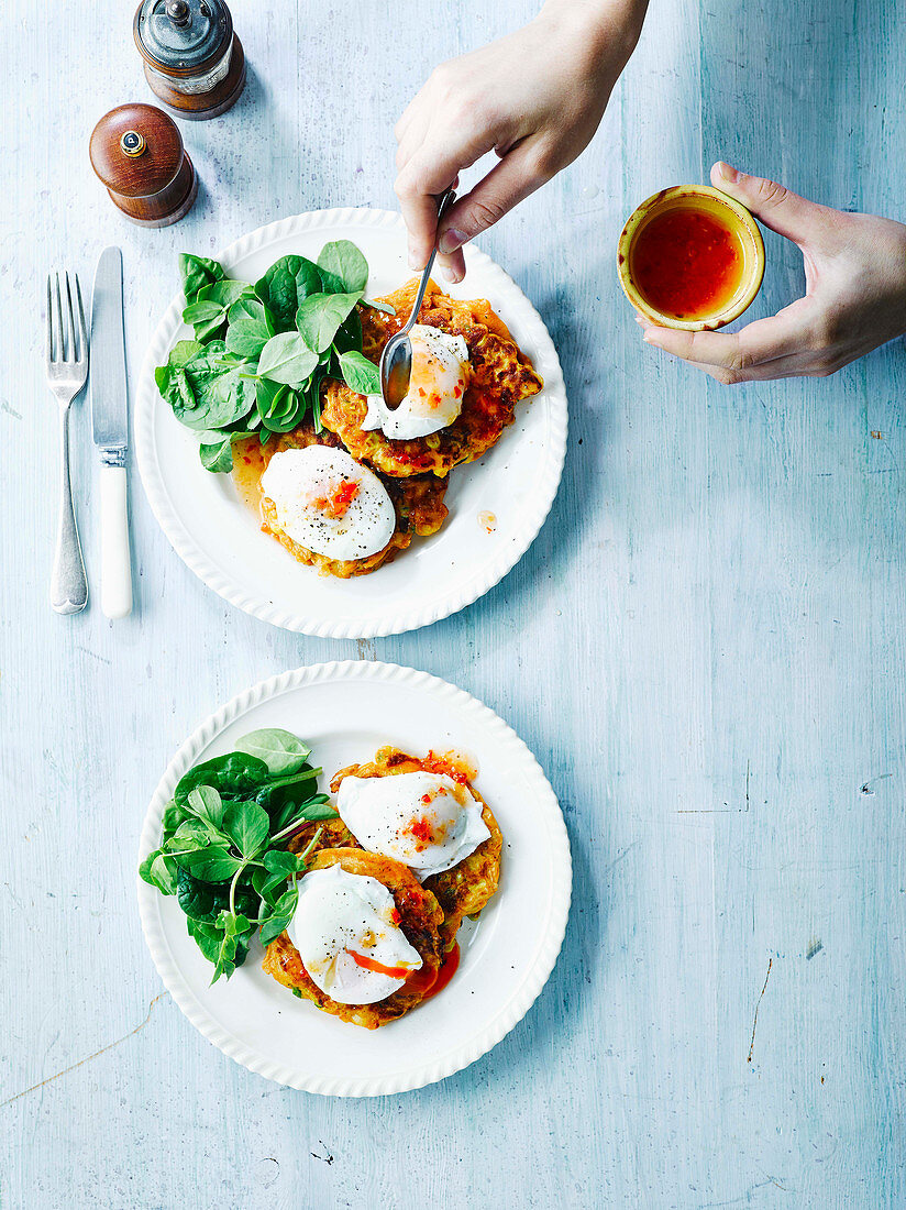 Mais-Zucchini-Puffer mit pochiertem Ei und Chilisauce