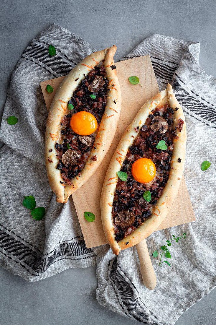 Kachapuri (überbackenes Käsebrot, Georgien) mit Ei und Butifarra