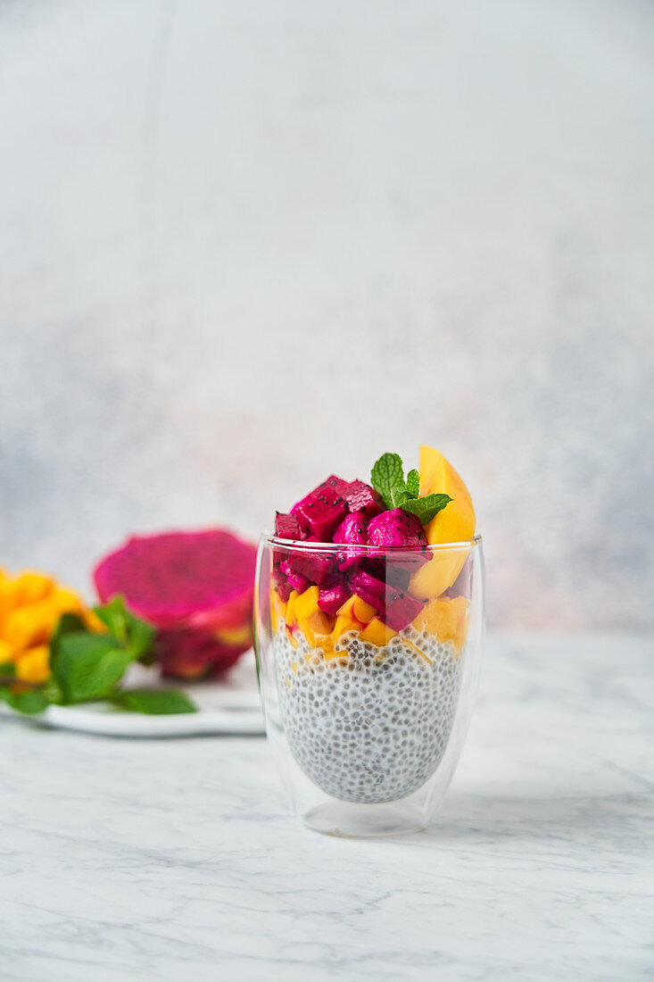 Chiapudding mit Mango und Drachenfrucht