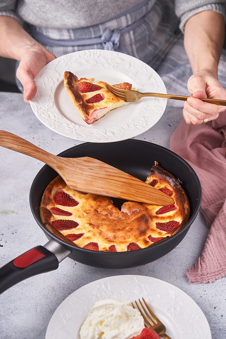 Süsser Erdbeer-Pfannkuchen mit Sahne