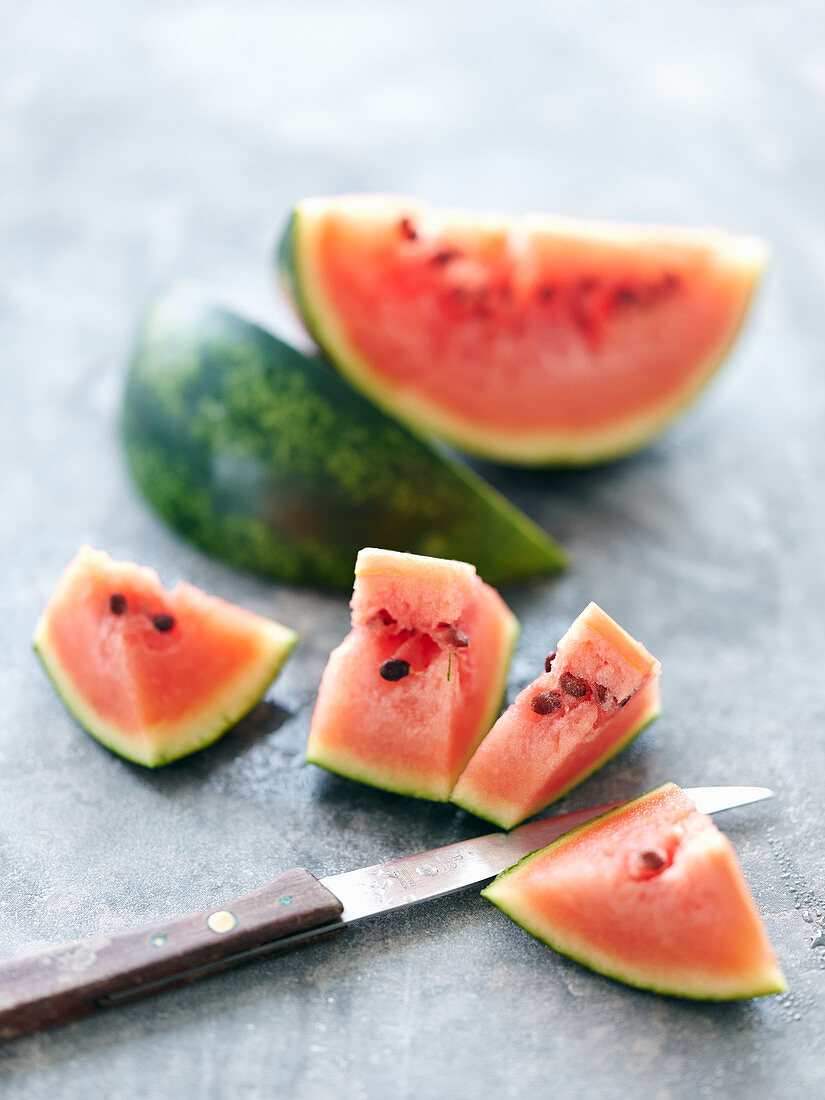Wassermelone in Spalten und Stücke geschnitten