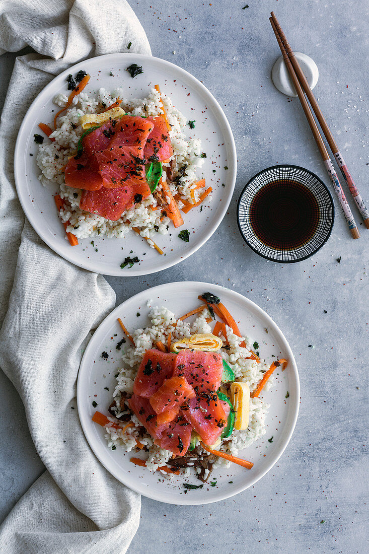 Lachs auf Gemüsereis mit Avocado und Omelett