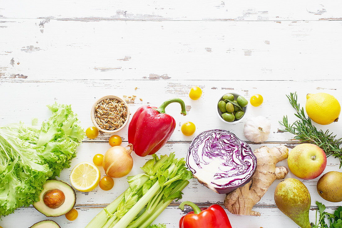 Gesunde Ernährung: Stilleben mit Gemüse, Kräutern, Sprossen und Obst