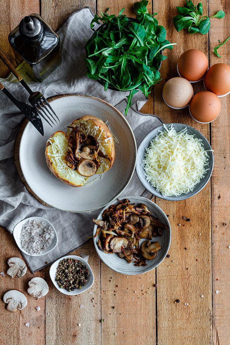 Ofenkartoffel mit Champignons, Käse, Rucola und weichem Ei