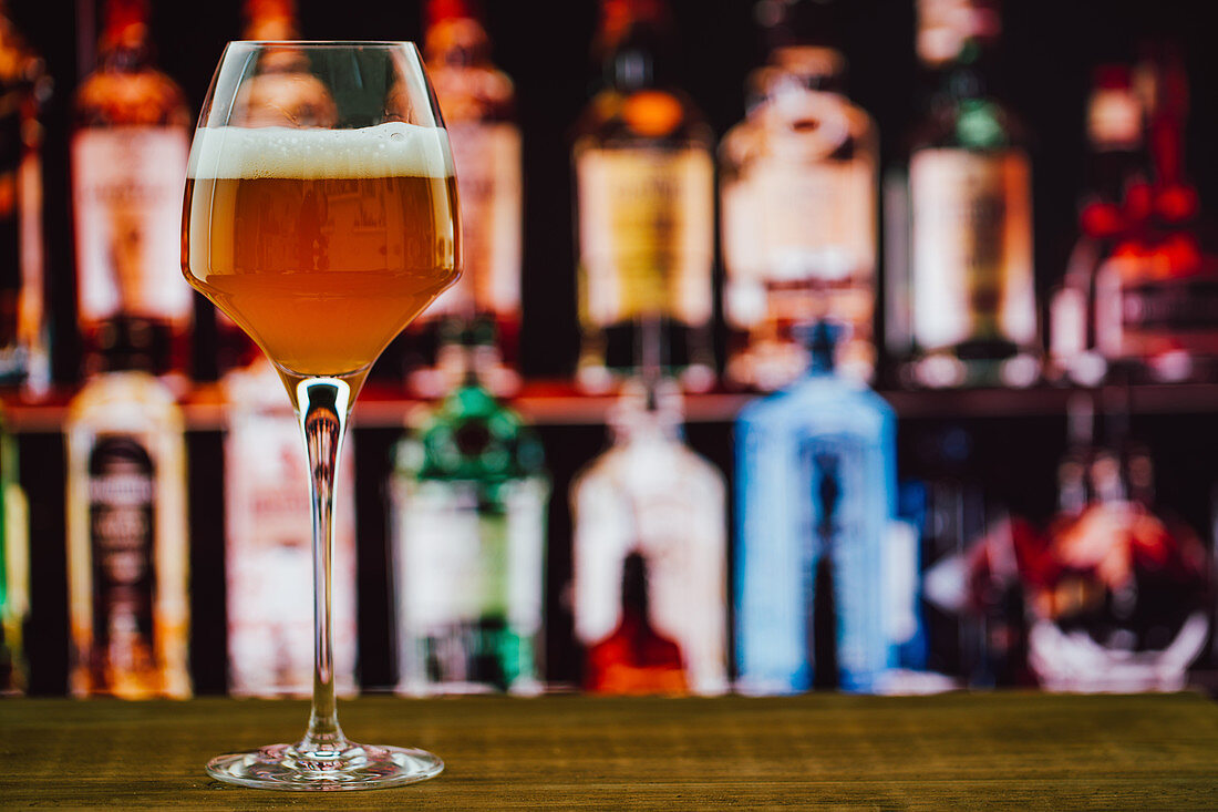 Bier im Weinglas auf Bartheke