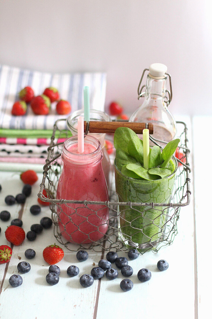 Bunte Smoothies im Drahtkorb