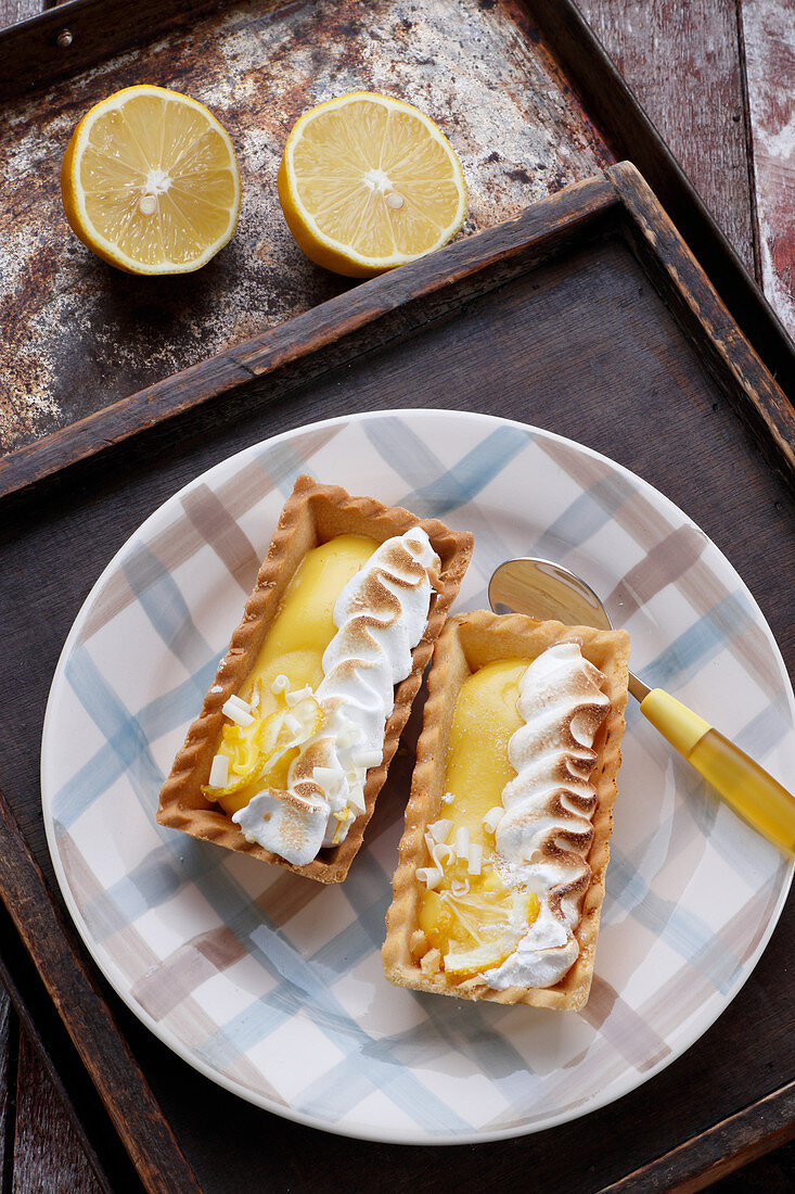 Tartlets with lemon mousse and meringue