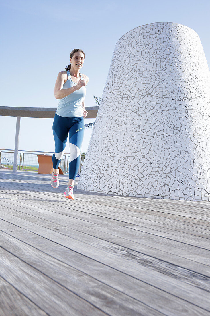 Brünette Frau beim Joggen