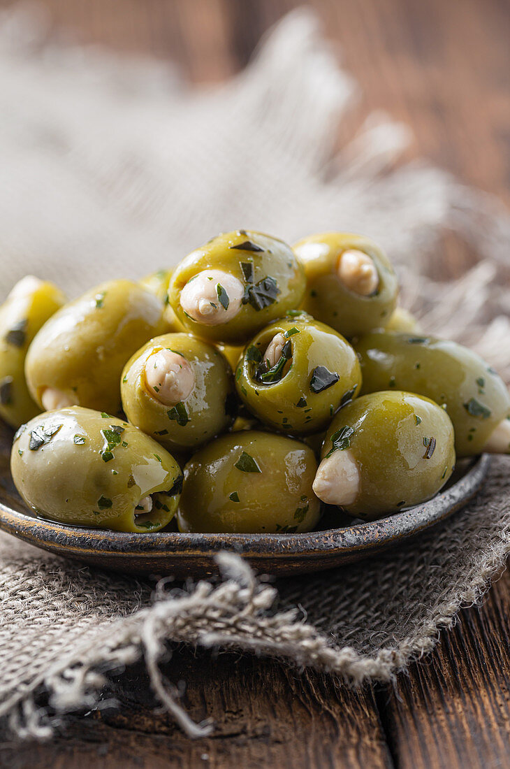 Grüne Oliven mit Kräutern, gefüllt mit Mandeln