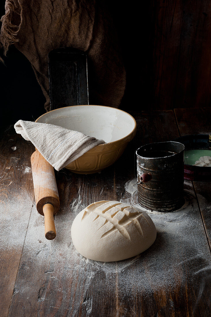 Ungebackenes Brot auf bemehltem Tisch