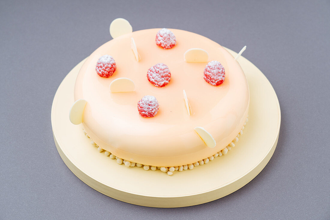 Cake with fresh raspberries and white chocolate icing