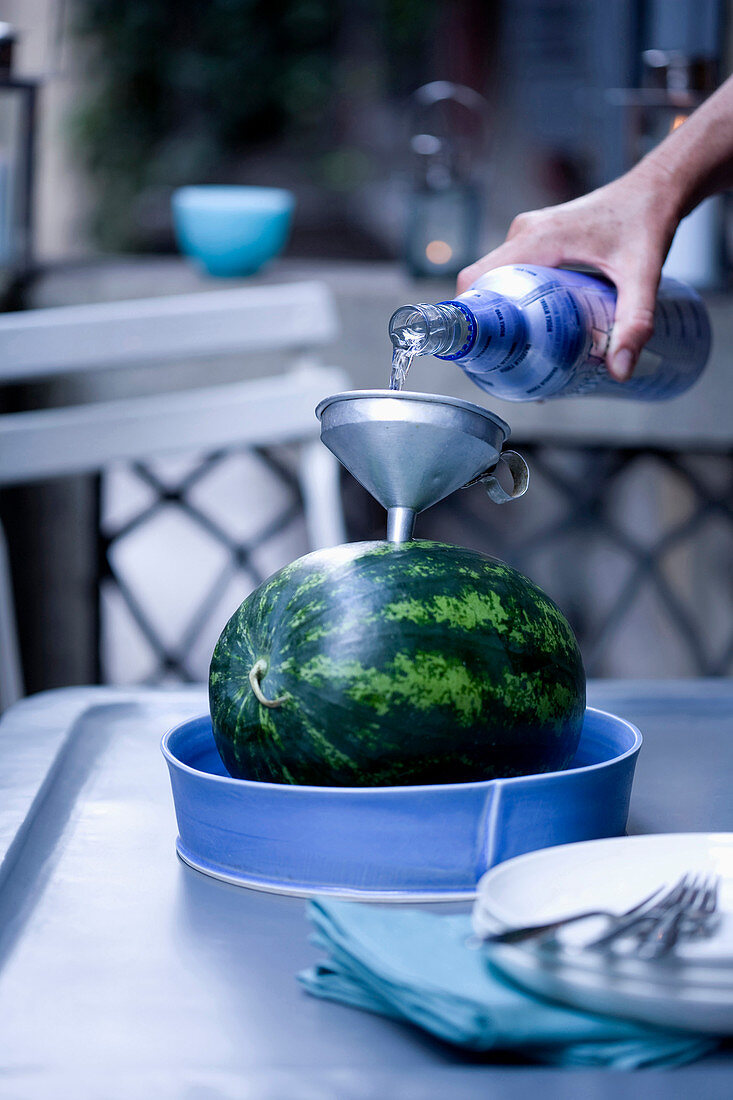 Beschwipste Wassermelone zubereiten