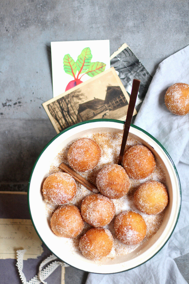 Quark doughballs with cinnamon sugar