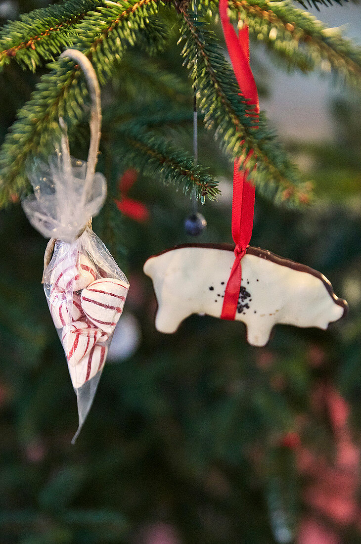 Bonbons in Organzasäckchen und Schweinchenfigur als Baumanhänger