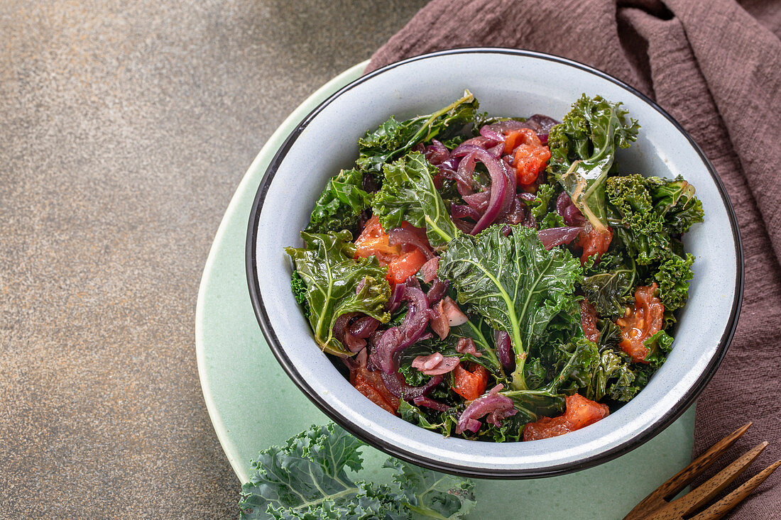 Braised kale with tomatoes and onion