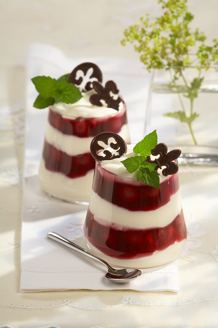 Layer cup with cherries