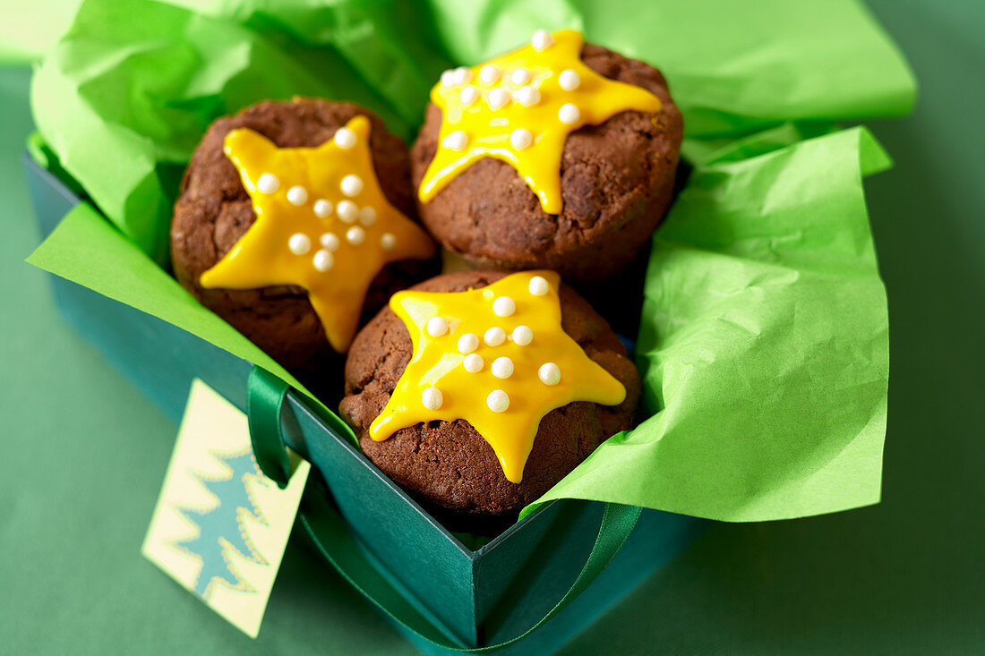 Weihnachtliche Muffins mit gelbem Stern und Zuckerperlen