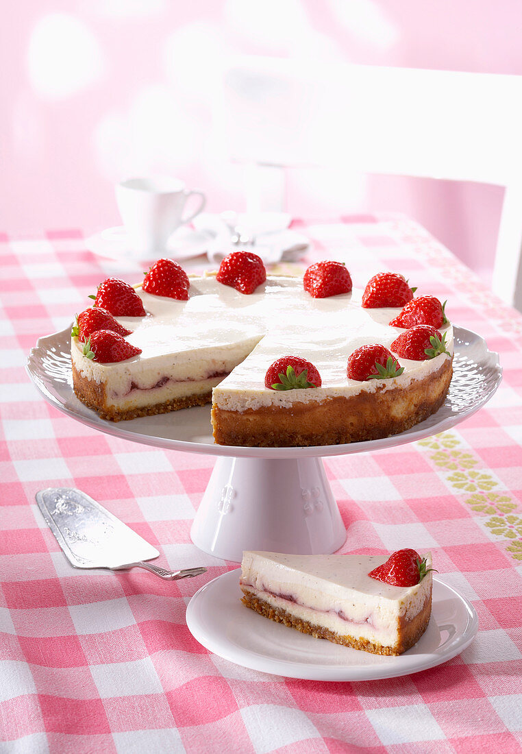 White chocolate cheesecake with strawberries