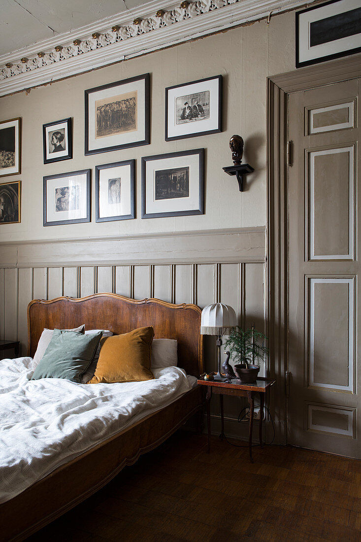 Panelled door, wainscoting and stucco ceiling in bedroom