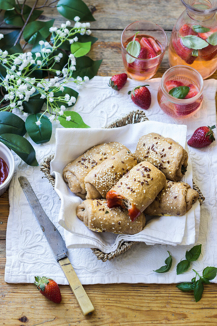 Picknickbrötchen (Pogaca) mit Spinat und Feta, dazu Erdbeer-Basilikum-Limonade