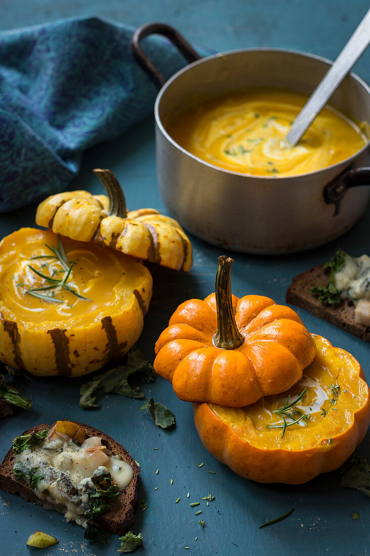 Pumpkin soup with rosmary and yogurt, toasts with pears, kale and gorgonzola