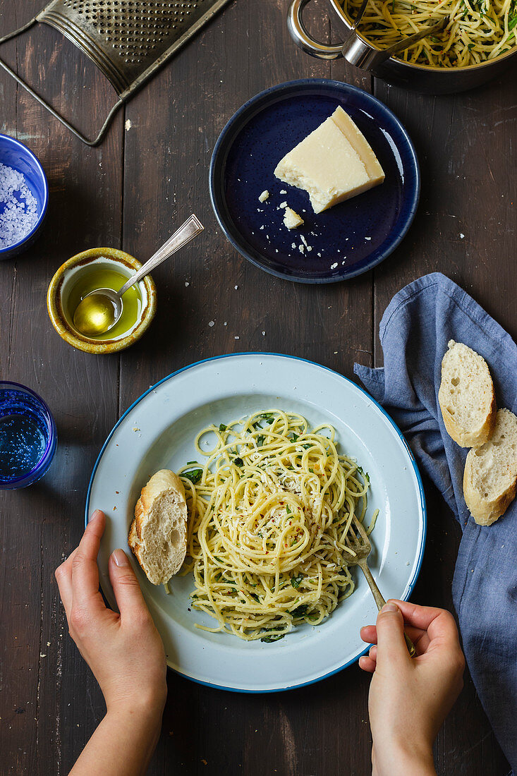 Spaghetti mit Knoblauch, Petersilie, Chili, Olivenöl und Parmesan