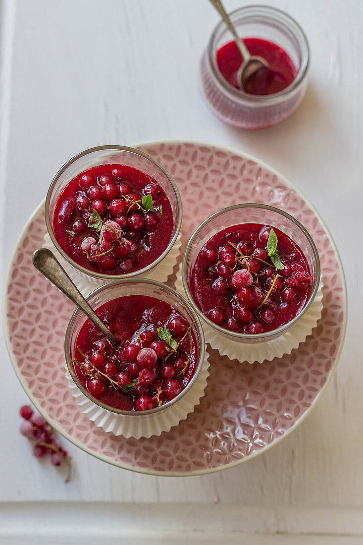 Weisse Schokoladencreme mit Johannisbeersauce