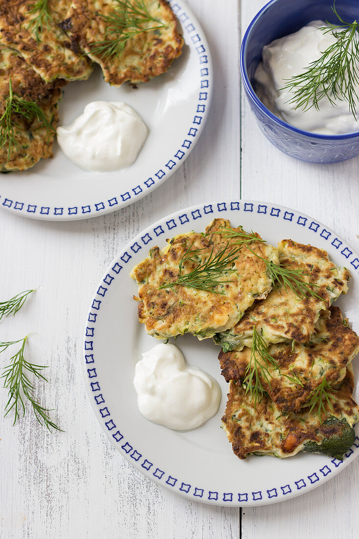 Zucchinipuffer mit Joghurtsauce