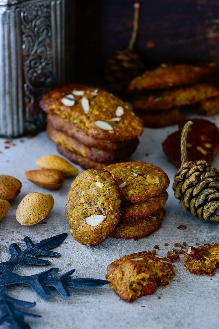 Oldbread cookies with almonds