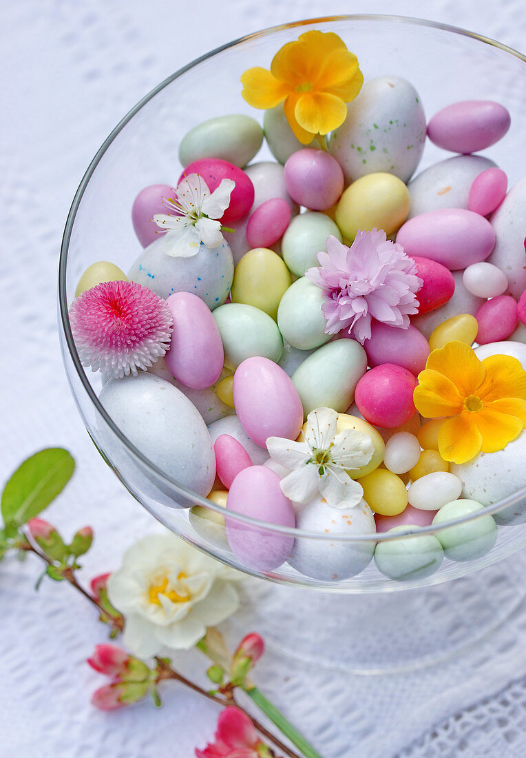 Glasschale mit Ostereiern und Blüten