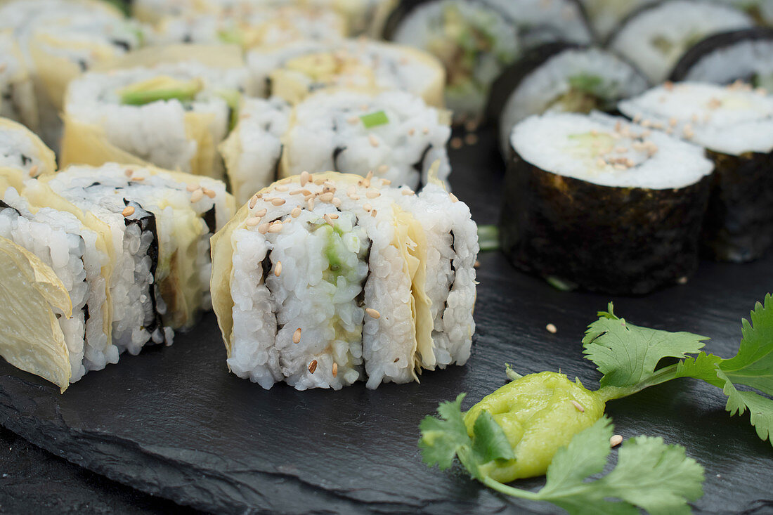 Vegane Gurken-Avocado-Sushi mit Nori und Yuba (Japan)