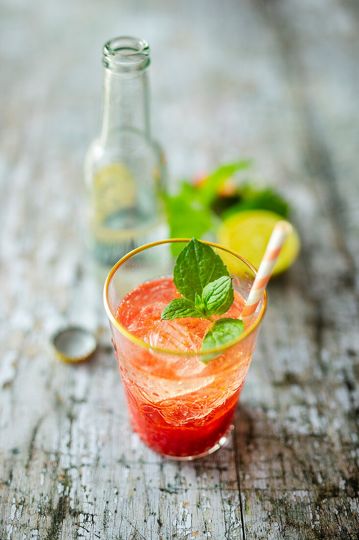 Strawberry Tonic (Mocktail mit Erdbeerpüree, Limettensaft und Tonic Water)