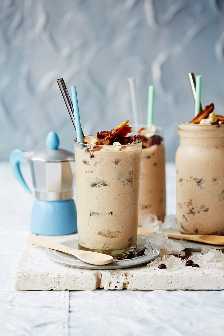 Cashew-Eiskaffee mit Zimt