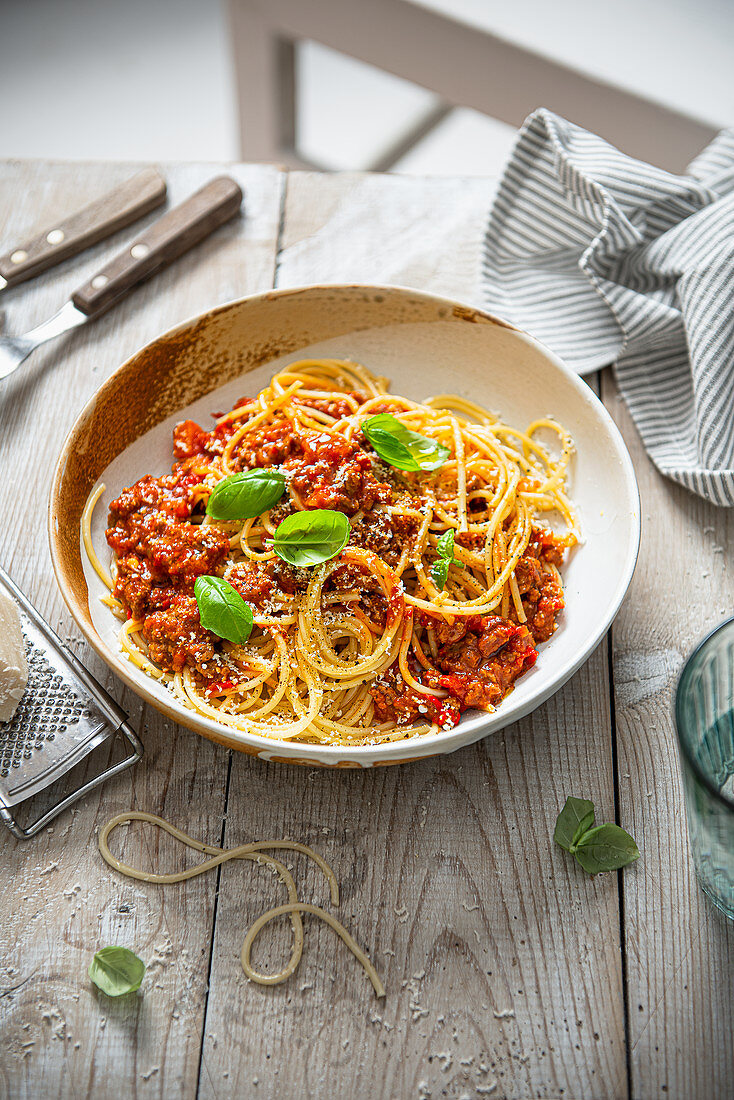 Spaghetti Bolognese mit Parmesan und Basilikum
