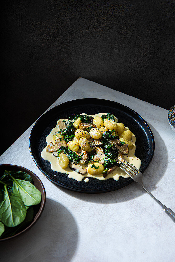 Kartoffelgnocchi mit cremiger Knoblauch-Pilz-Sauce und Spinat