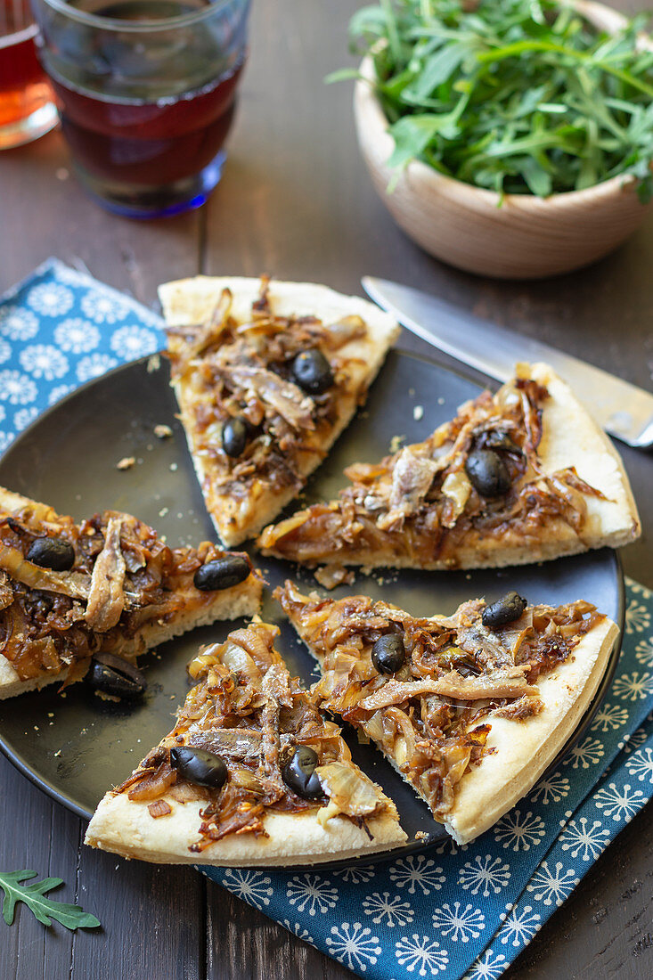 Pissaladière mit Sardellen, schwarzen Oliven und Zwiebeln, Rucola