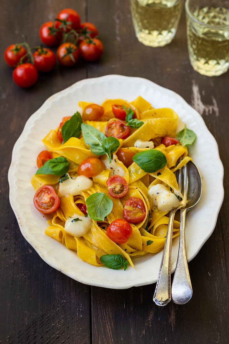 Tagliatelle mit Kirschtomaten, Ziegenkäse und Basilikum