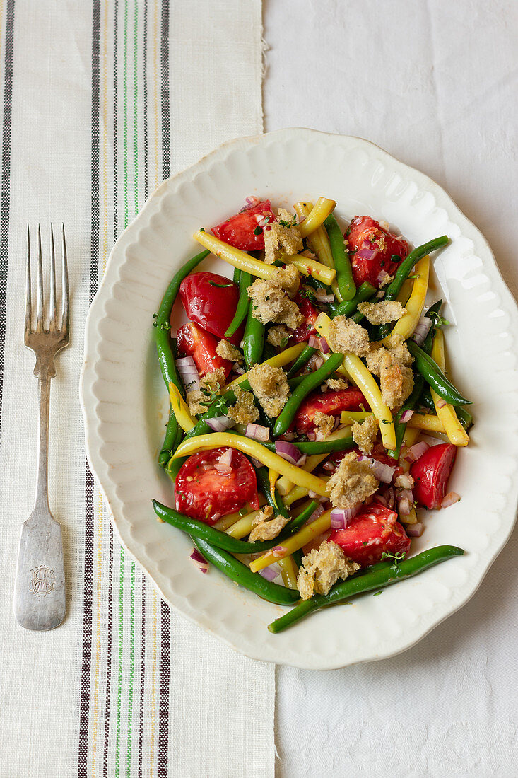 Salat aus grünen und gelben Bohnen mit Tomaten und Knoblauchcroutons