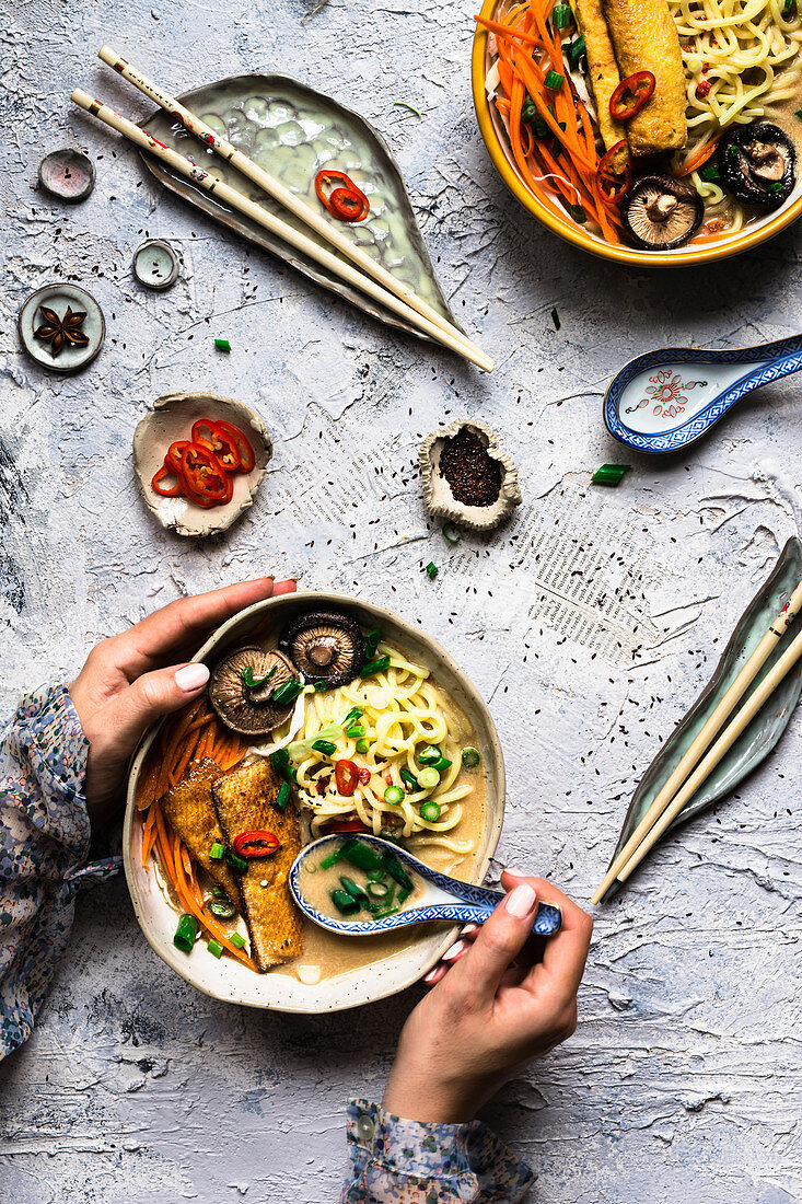 Ramen-Suppe mit Pilzen und Tofu (Asien)