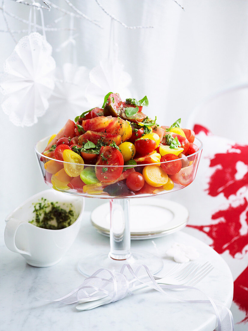 Tomatensalat mit Basilikum und Pinienkernen zu Weihnachten